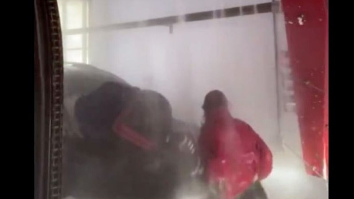 These Two Girls Went Viral After Walking Through a Car Wash