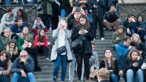 Coronavirus: photos of French people continuing to gather in mass have the Internet appalled