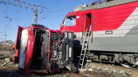 Coked-up driver rams passenger train into ticketing station