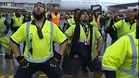 Coupe du Monde Rugby : un Haka géant à l'aéroport d'Auckland en l'honneur des All Blacks rentrés victorieux