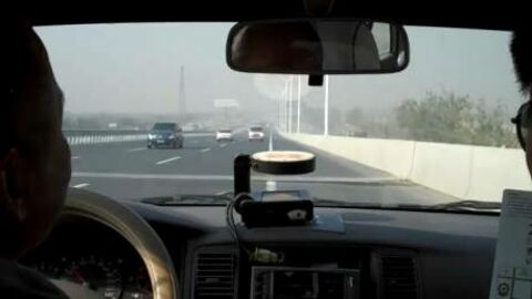 Un conducteur de taxi chinois roule à sens inverse sur l'autoroute