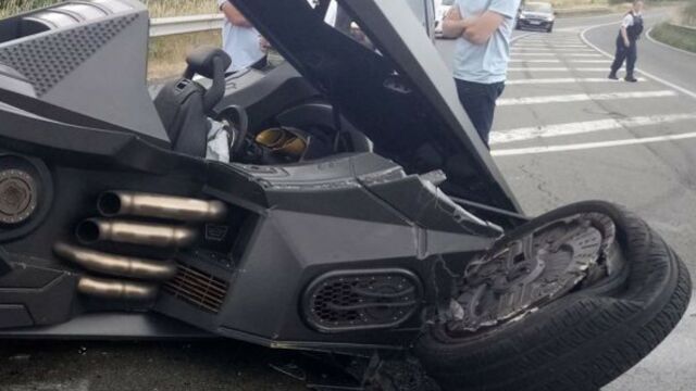La voiture de Batman accidentée au-dessus de l'A16