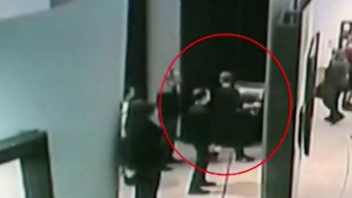 Moscou Un homme vole un tableau dans un musée en plein jour