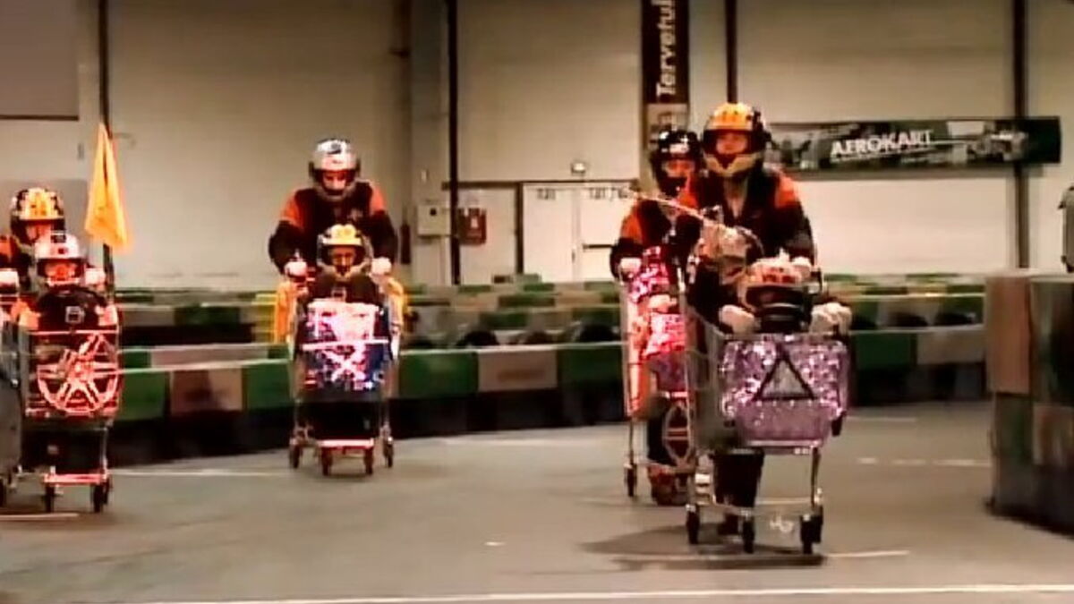 Playstation organise une course de caddies