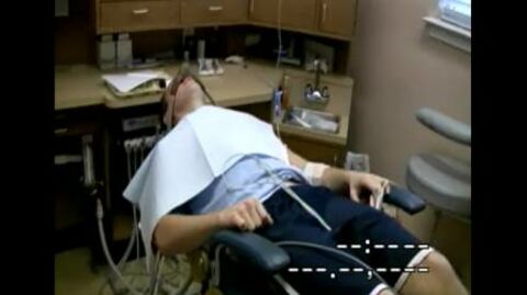 Découvrez un homme imiter une voiture de course chez le dentiste en vidéo