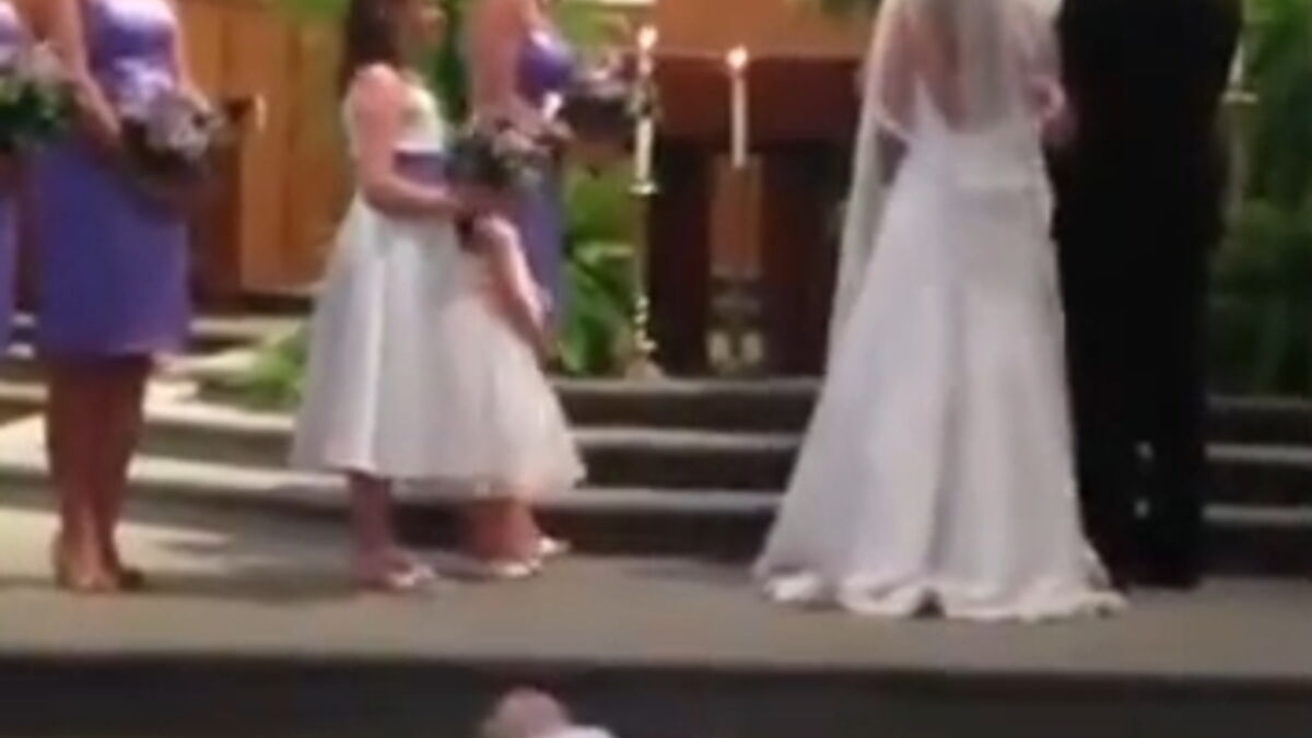 Une petite demoiselle d'honneur s'endort au pied de l'autel