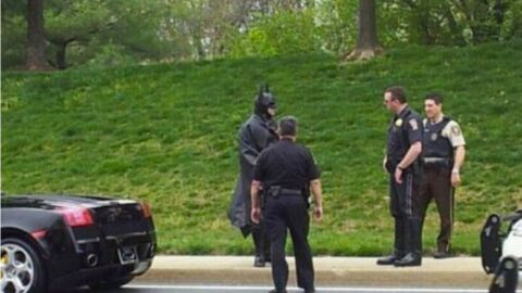 Batman arrêté pour avoir roulé avec une fausse plaque