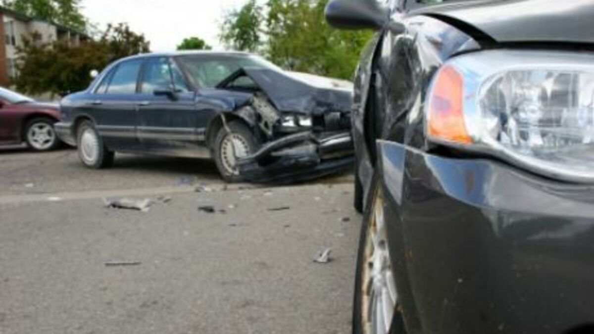 Accident de la route: la responsable sort nue de sa voiture