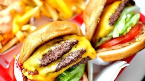 Dans un fast-food, manger deux burgers plutôt qu'un seul serait meilleur pour votre santé !