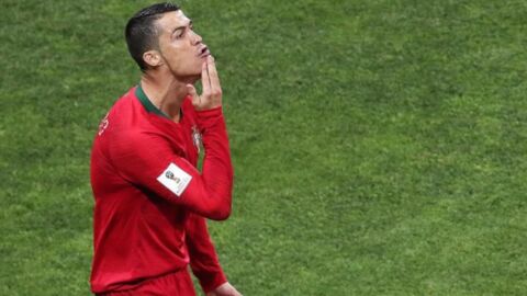 Cristiano Ronaldo - O lendário - Ontem o Cristiano Ronaldo jogou com um  esparadrapo no umbigo para fechar o corpo contra energias negativas.  Resultado: tirou o azar dos últimos jogos e marcou