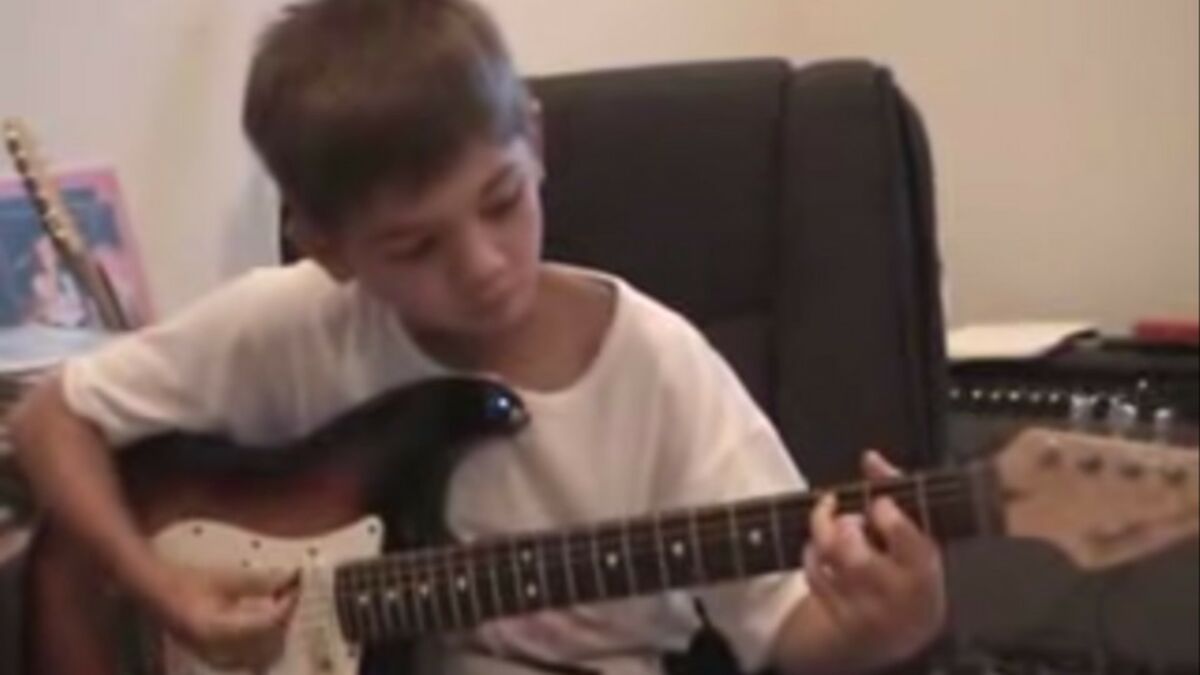 Je suis malade joué par un enfant de 7 ans à la guitare électrique -  Guitares électriques Pros