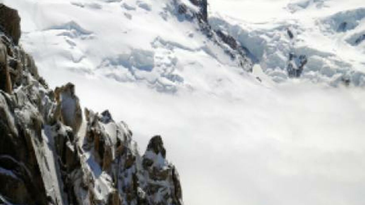 Un glacier du Mont-Blanc rend une boîte de pierres précieuses, 57 ans après  le crash d'Air India - La Libre