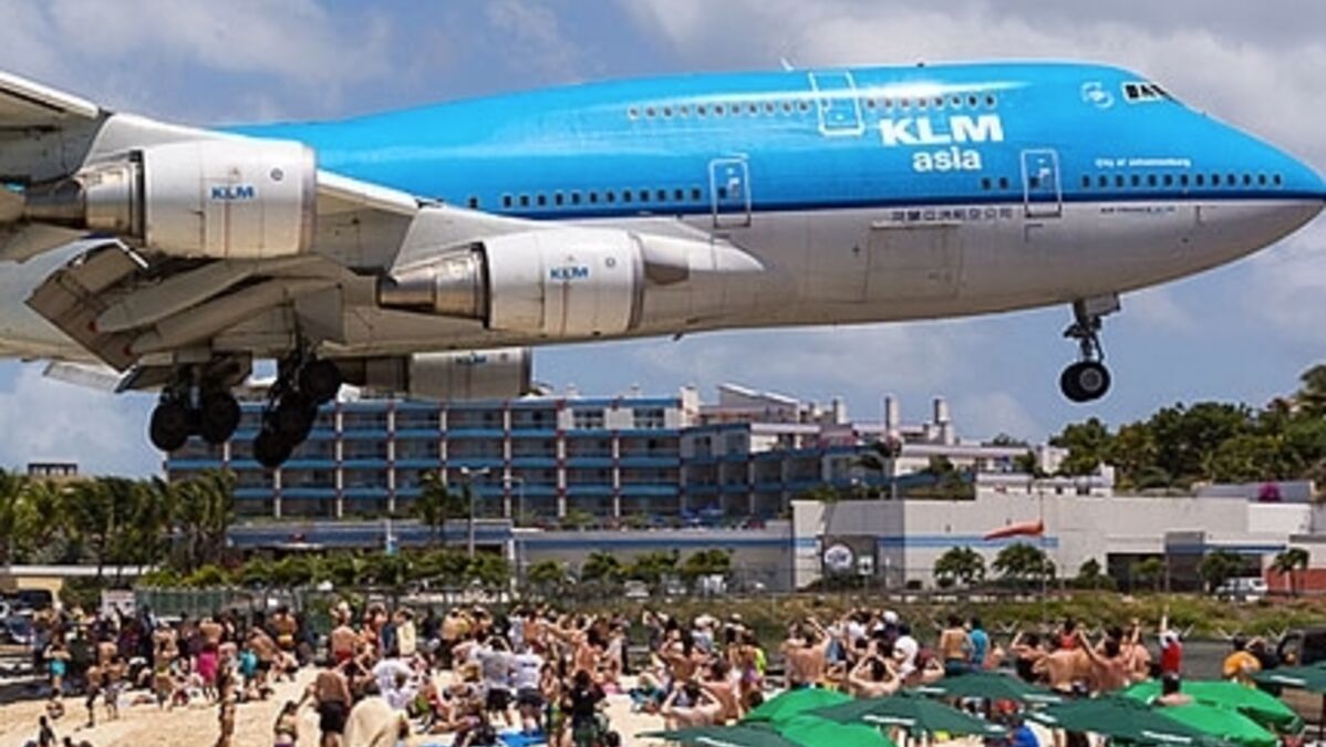 À l'aéroport de Saint-Martin, les avions frôlent la tête des touristes sur  la plage