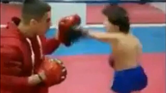 Cet enfant est un véritable pro à la boxe thaï
