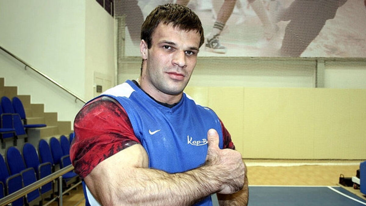 Denis Cyplenkov arrive à exploser des noix à la force de ses doigts