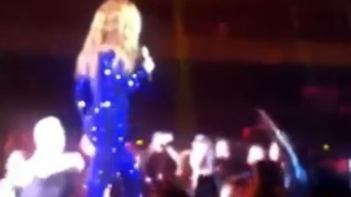 Beyoncé se fait toucher les fesses par un fan pendant un concert au Danemark