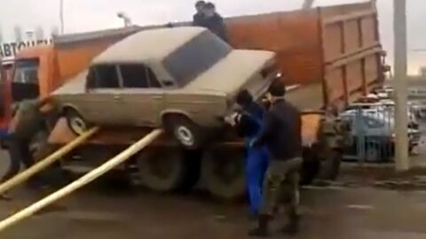 Regardez comment on décharge une voiture d'un camion en Russie !