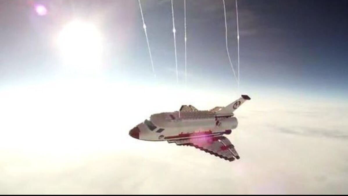Une navette de la NASA en Lego dans l'espace