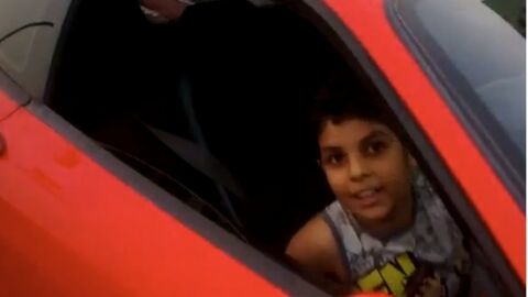 Pour les 9 ans de son fils, Mohammed Nisham l'autorise à faire un tour avec sa Ferrari !