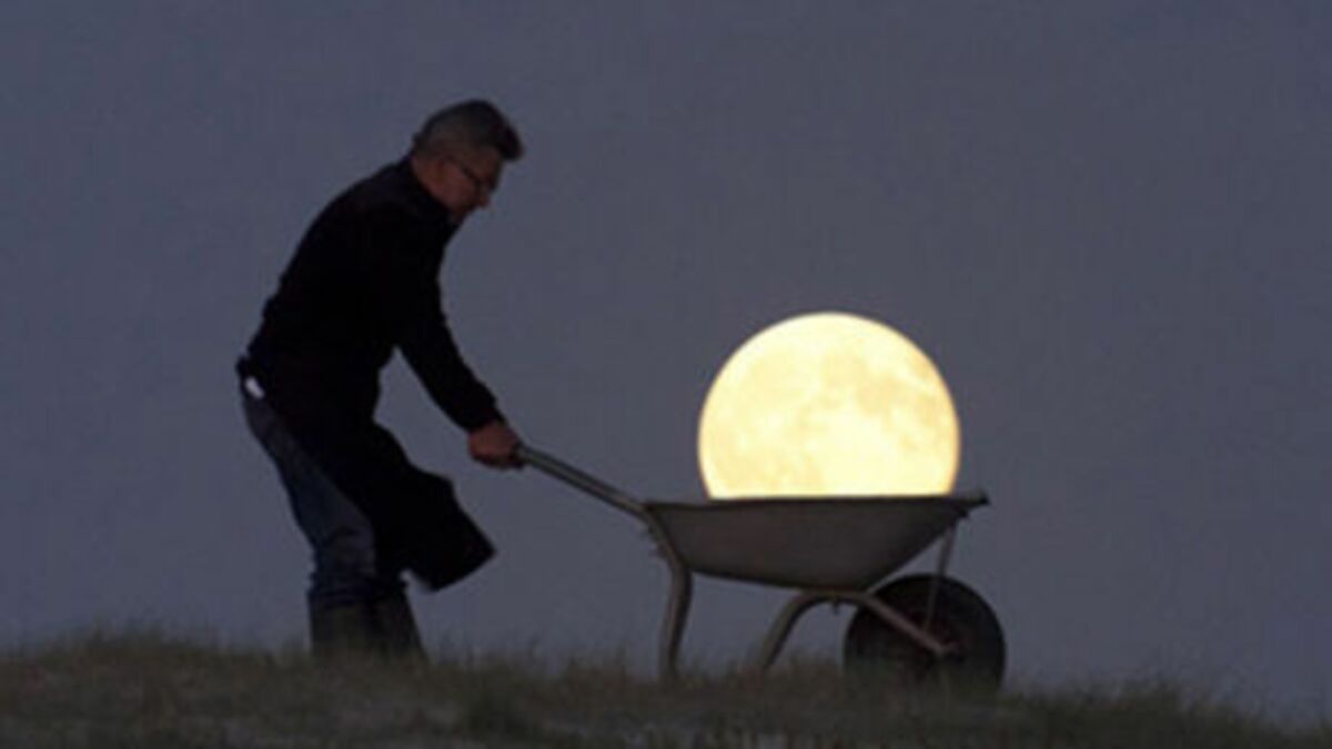 Cet artiste s’amuse avec la Lune !