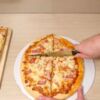 Voici comment prendre plus de pizza que vos invités discrètement