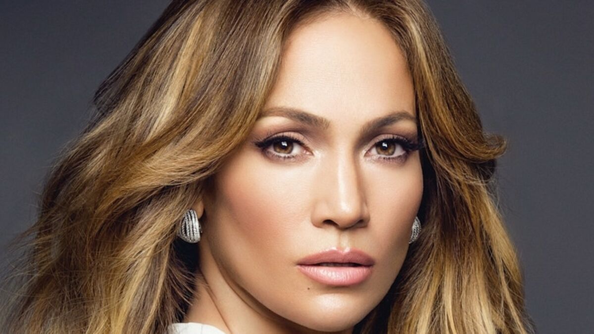 Jlo montre ses fesses pour annoncer ses fiançailles