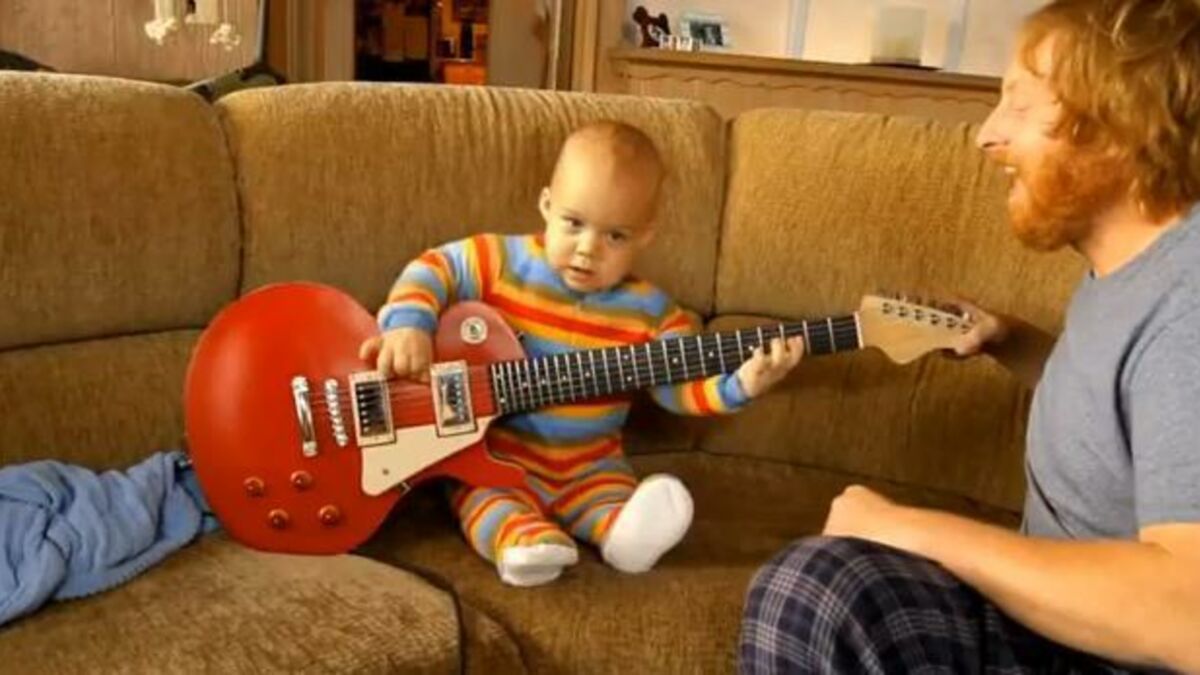 Ce bébé est un pro de la guitare