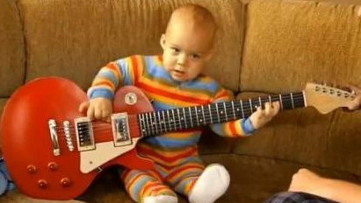 Ce bébé joue de la guitare comme un pro