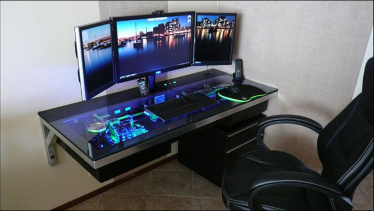 Cet ordinateur est intégré dans un bureau