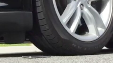 Galaxy S6 crash test : le smartphone Samsung se fait rouler dessus