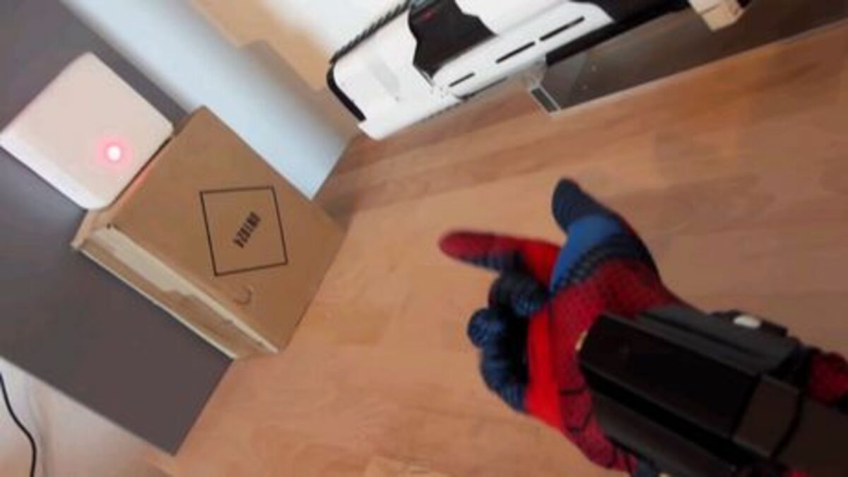 Il fabrique le lance-toile de Spider-Man