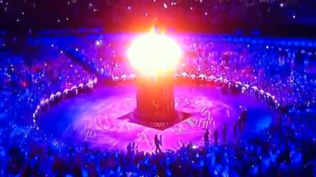 JO 2012 – La flamme olympique descend du ciel pour éblouir Londres