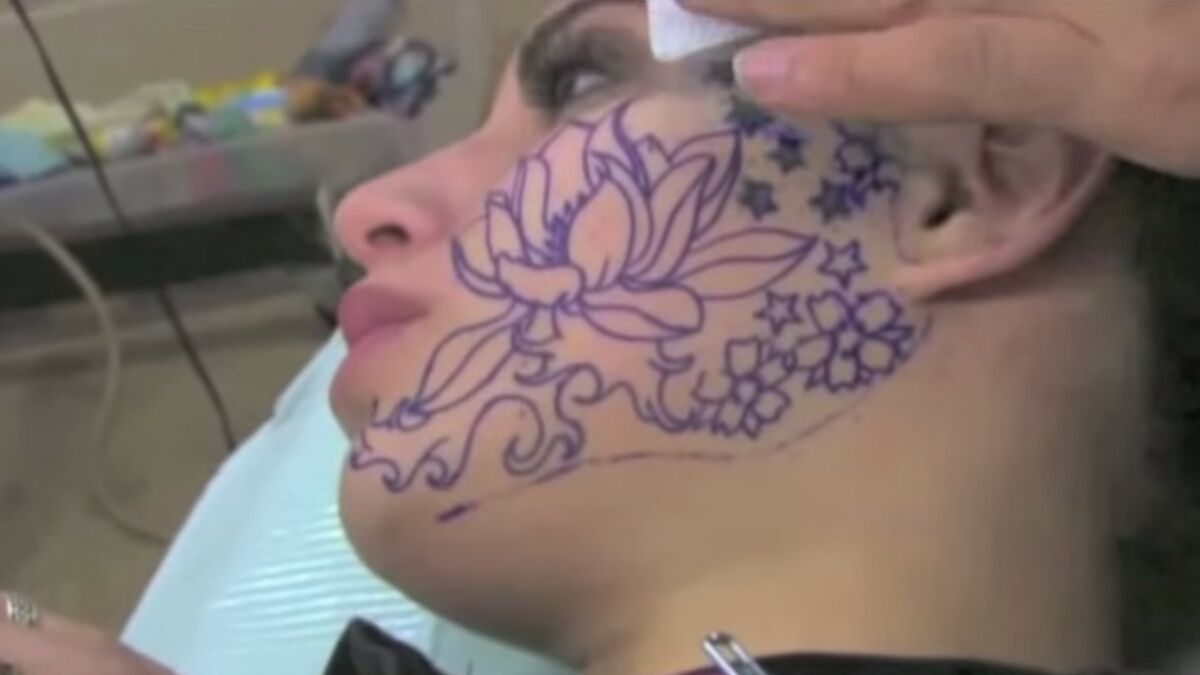 Elle Se Fait Faire Un Tatouage Sur La Moitié De Son Visage 2460