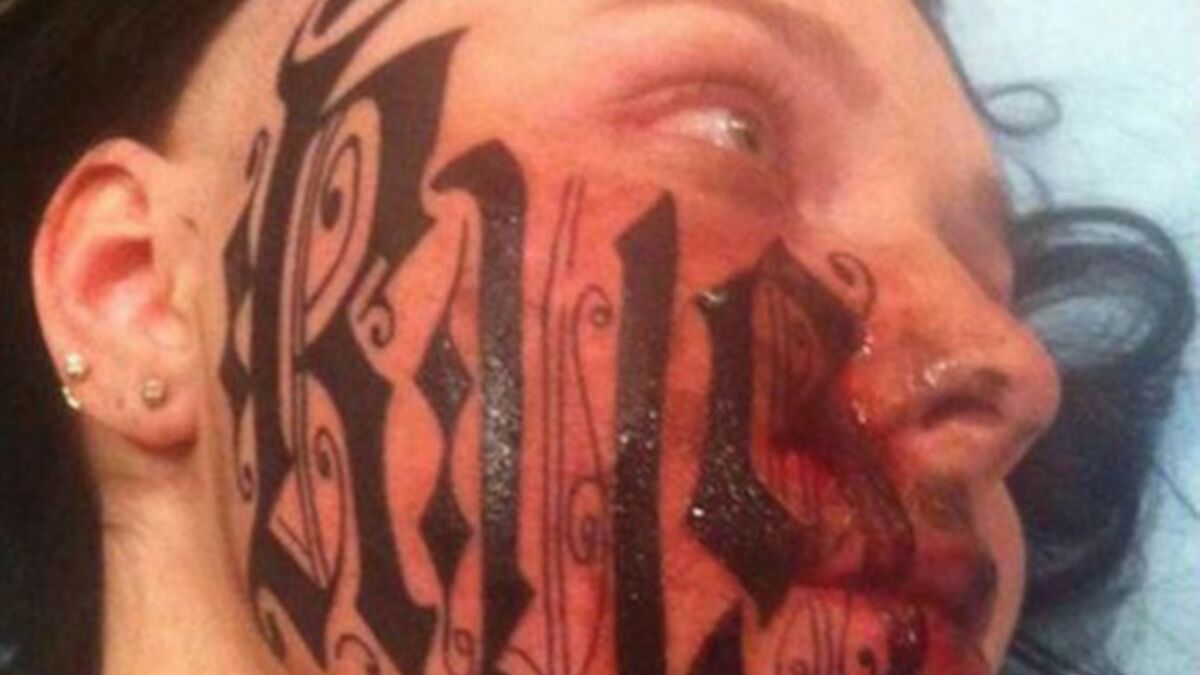 Tatouage Au Dessus Du Sourcil Il scelle son amour avec un tatouage de son nom sur le visage de sa fiancée