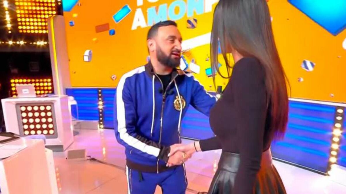 Cyril Hanouna présente la remplaçante de Kelly Vedovelli en direct dans TPMP