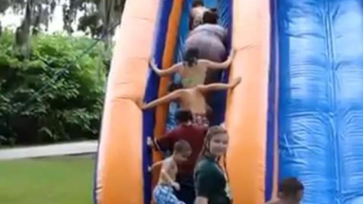 Elle tombe du toboggan et renverse tous les enfants