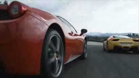 Deux Ferrari 458 Italia font une course sur piste