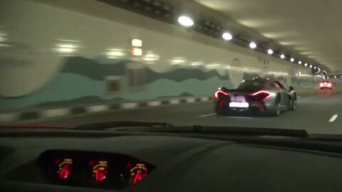 Une Lamborghini et une McLaren font une course dans les rues de Dubaï