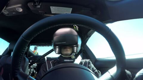 Il conduit une vraie voiture avec un casque de réalité virtuelle