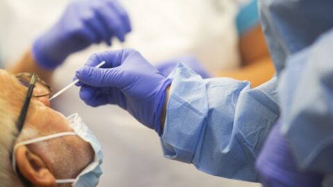 Arnaque : De fausses infirmières proposent des tests Covid-19 aux personnes âgées