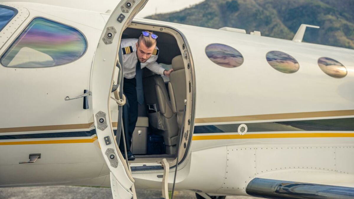 Il Ouvre La Porte De L Avion Avant L Atterrissage Et Provoque Une