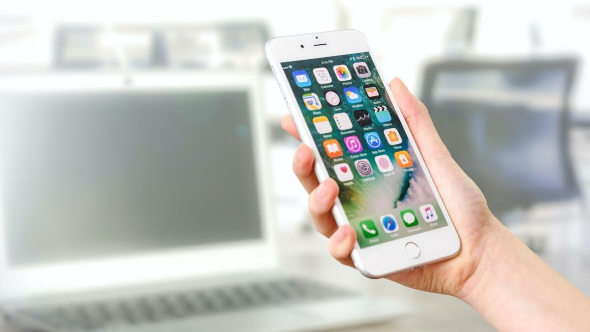 Accessoires iPhone : 5 objets indispensables pour votre smartphone