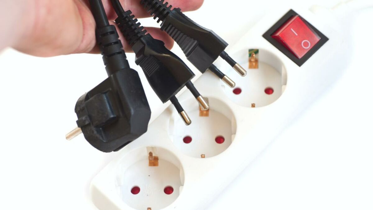 Comment réparer une multiprise électrique dont l'interrupteur rouge  fonctionne mal, faux contact 