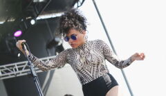 Sophia Urista : la chanteuse urine sur l'un de ses fans et crée une