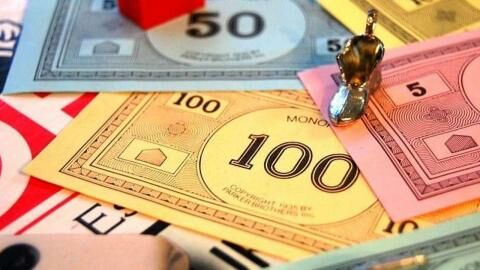 Argent : Il crédite son compte en banque de 900 euros avec des billets de  Monopoly