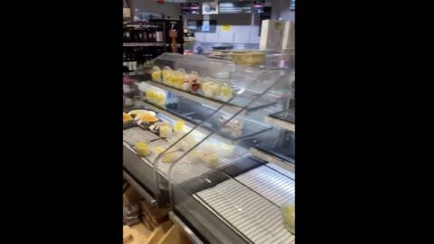 Coronavirus en Italie : panique dans les supermarchés, des images impressionnantes des rayons dévalisés