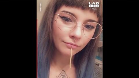 Elle mange un spaghetti à travers son piercing (VIDEO)