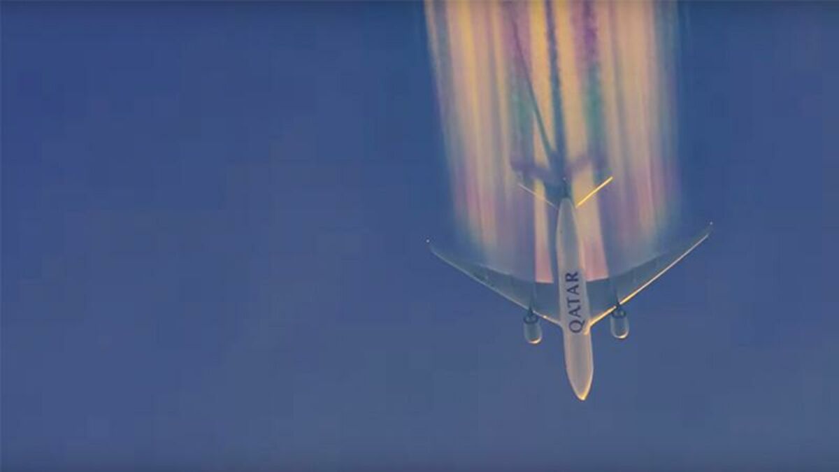 Photo Avion Dans Le Ciel Pix Réponse Un arc-en-ciel dans le sillage d'un avion de ligne