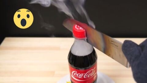 Il découpe une bouteille de Coca-Cola avec une lame de couteau chauffée au chalumeau (VIDEO)