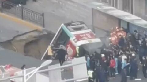 Chine : un bus englouti dans un trou béant en pleine rue